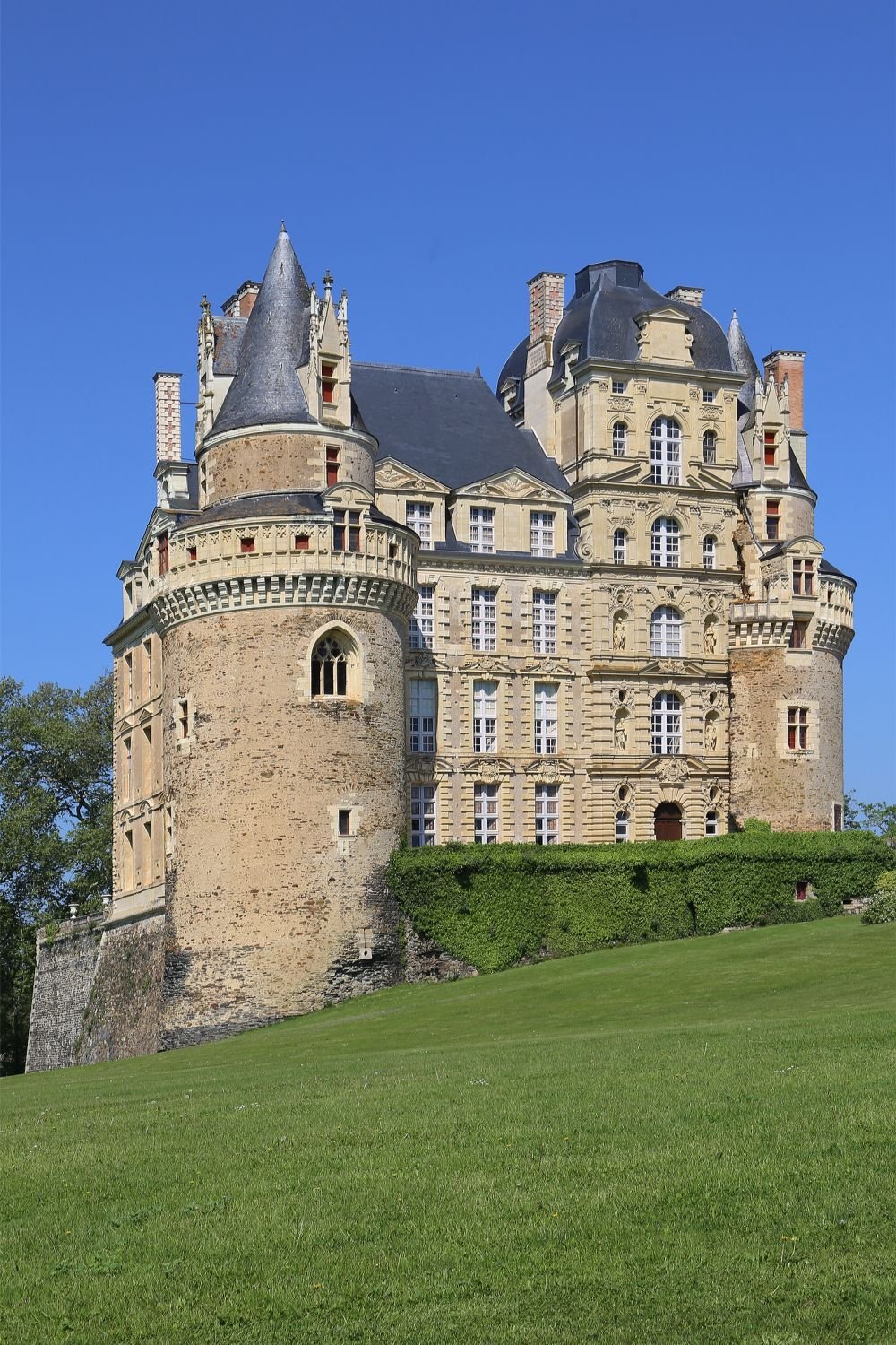 00_1050_Brissac-Quincé_-_Schloss_Brissac_(Château_de_Brissac)