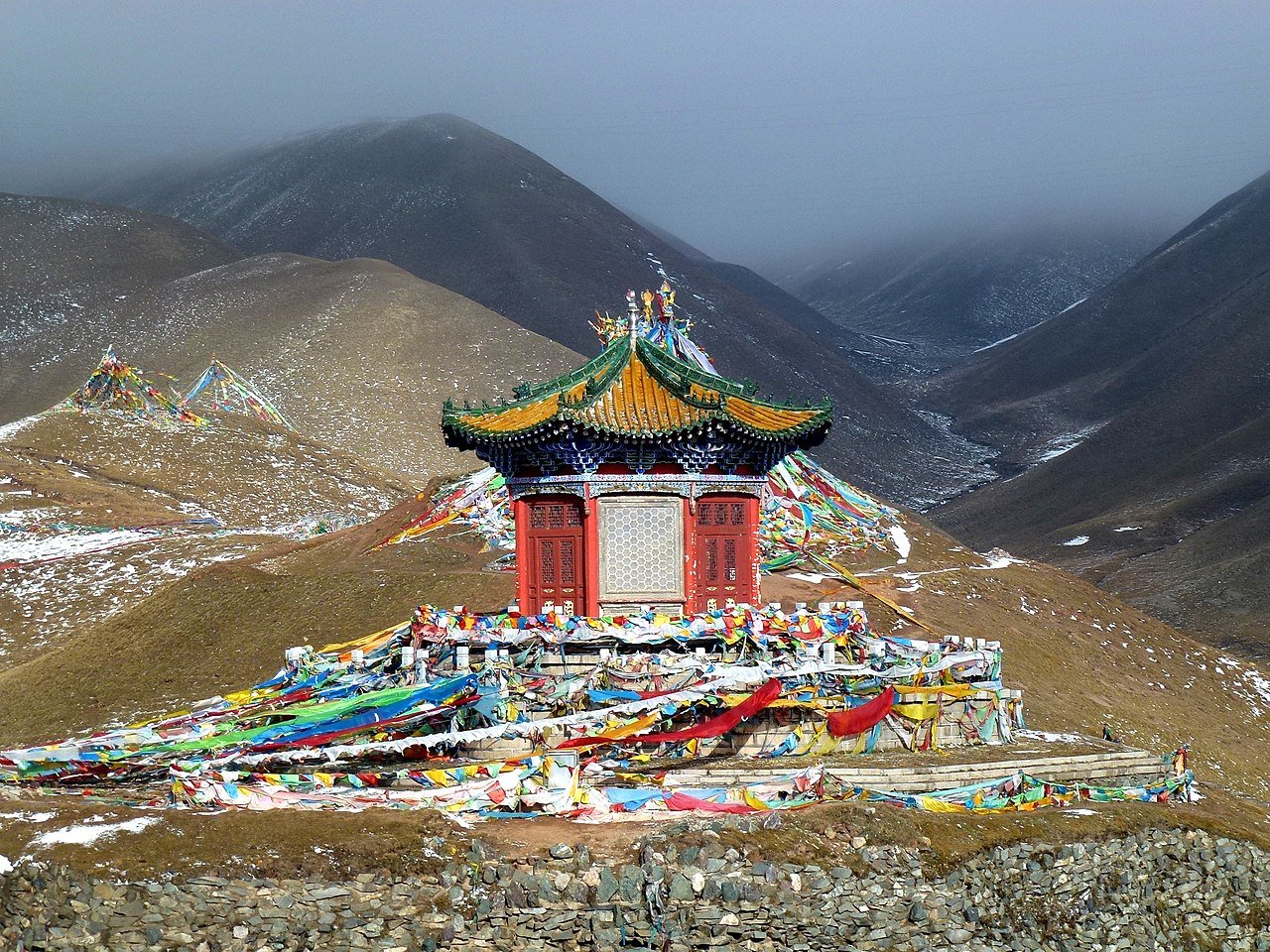 3,520m_Sun_and_Moon_Mountain_Riyueshan_Qinghai_China_青海_日月山_日月亭_-_panoramio_(1)