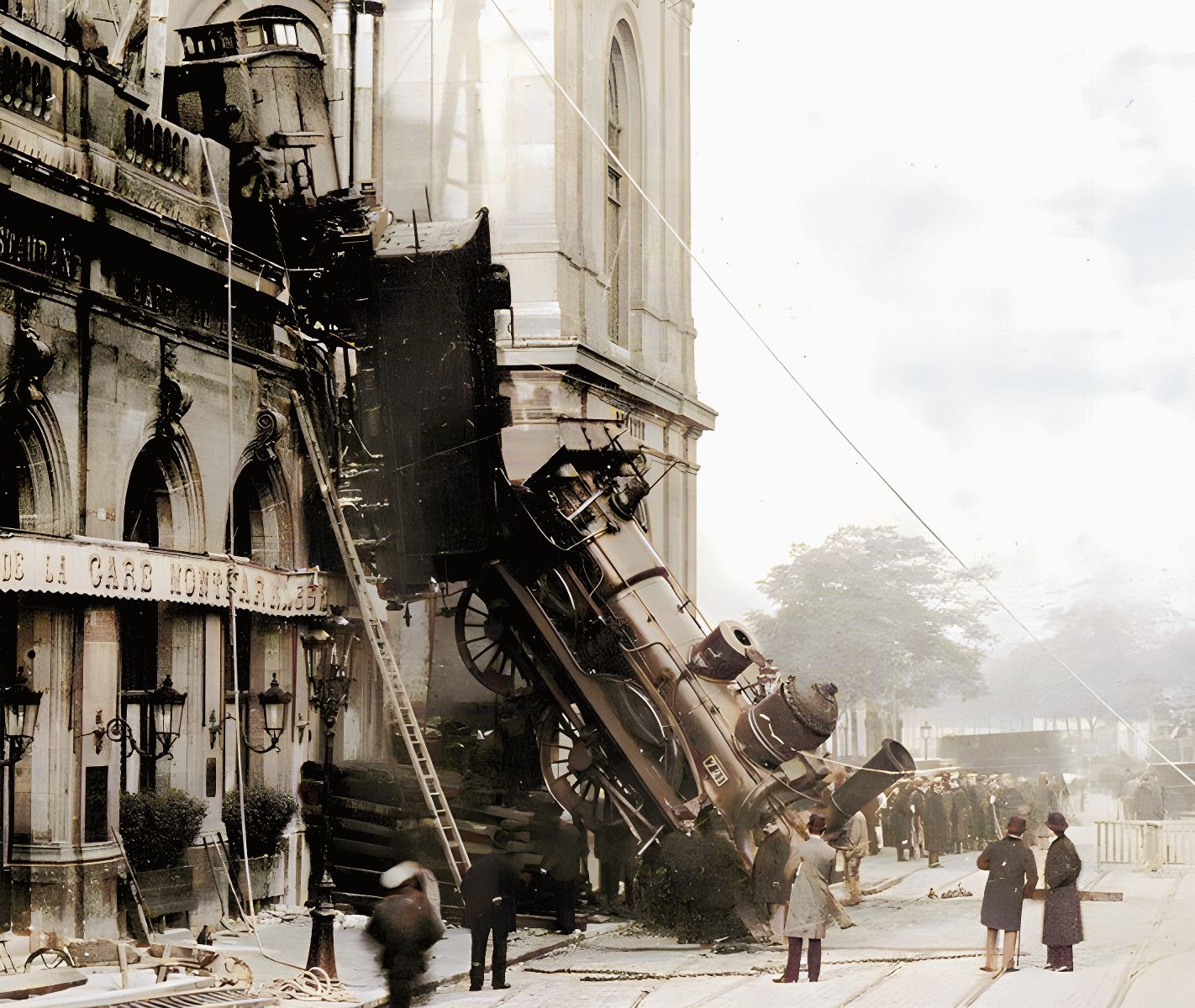 accident-paris-montparnasse-1895-colorized-be592c