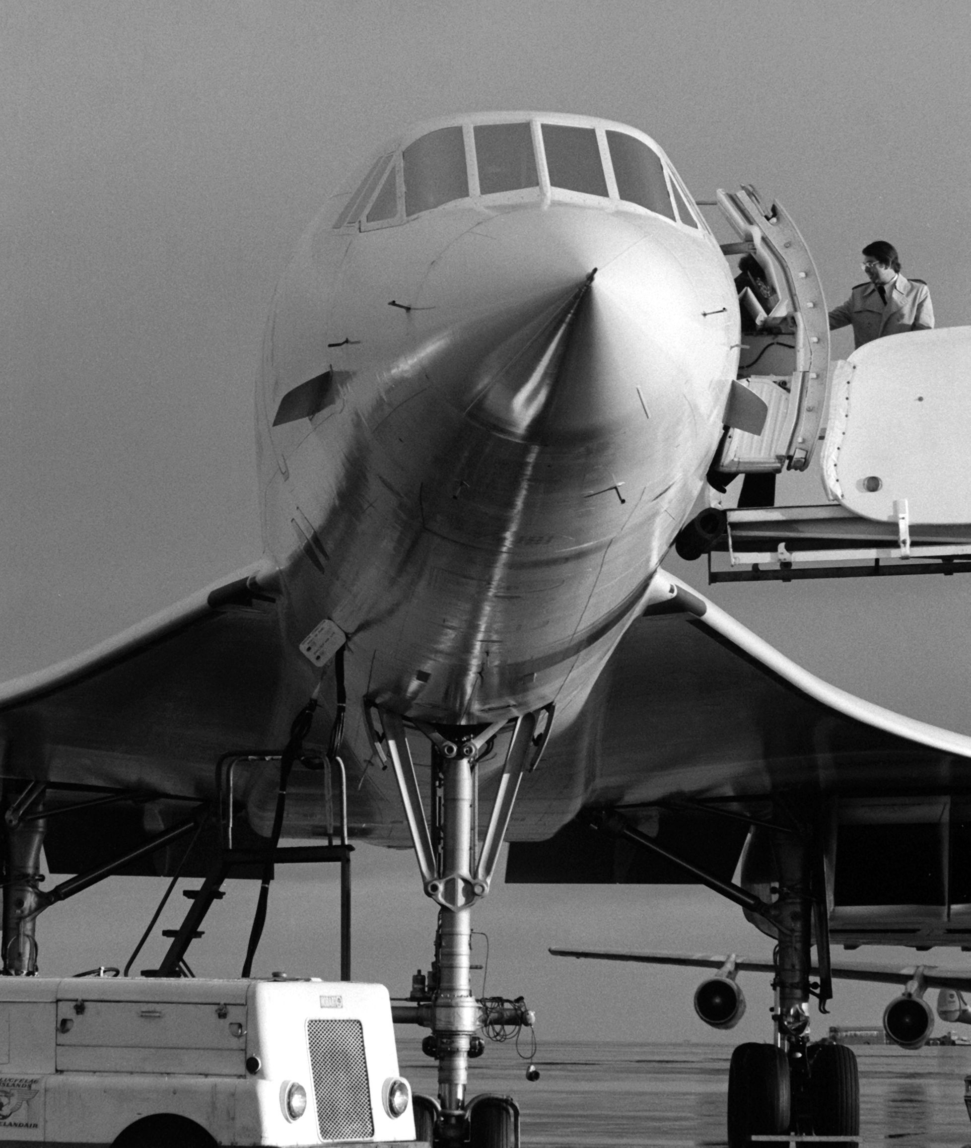 an-air-france-concorde-supersonic-passenger-aircraft-is-serviced-on-the-flight-1139b9