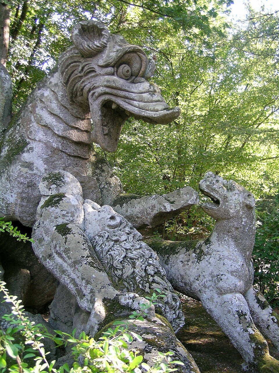 Bomarzo_parco_mostri_drago_con_leoni