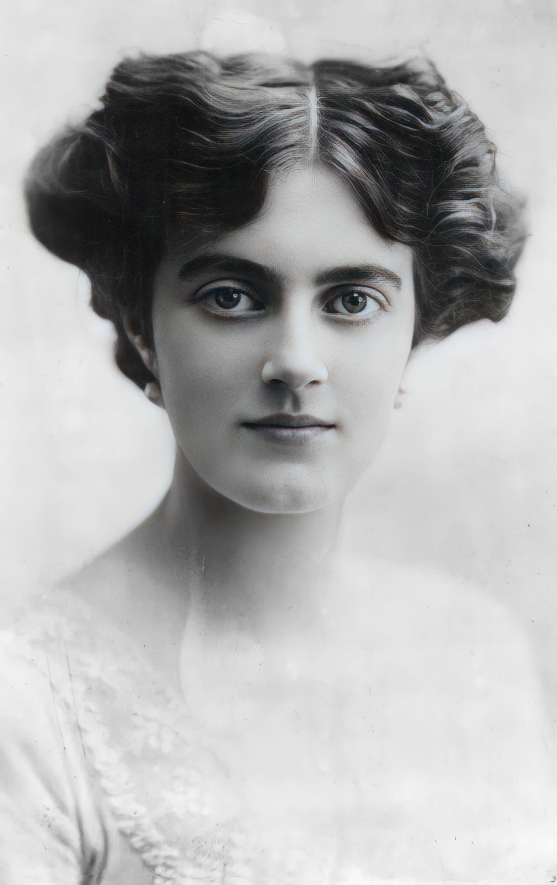 Clementine_Churchill_1915_(Remini_enhanced)