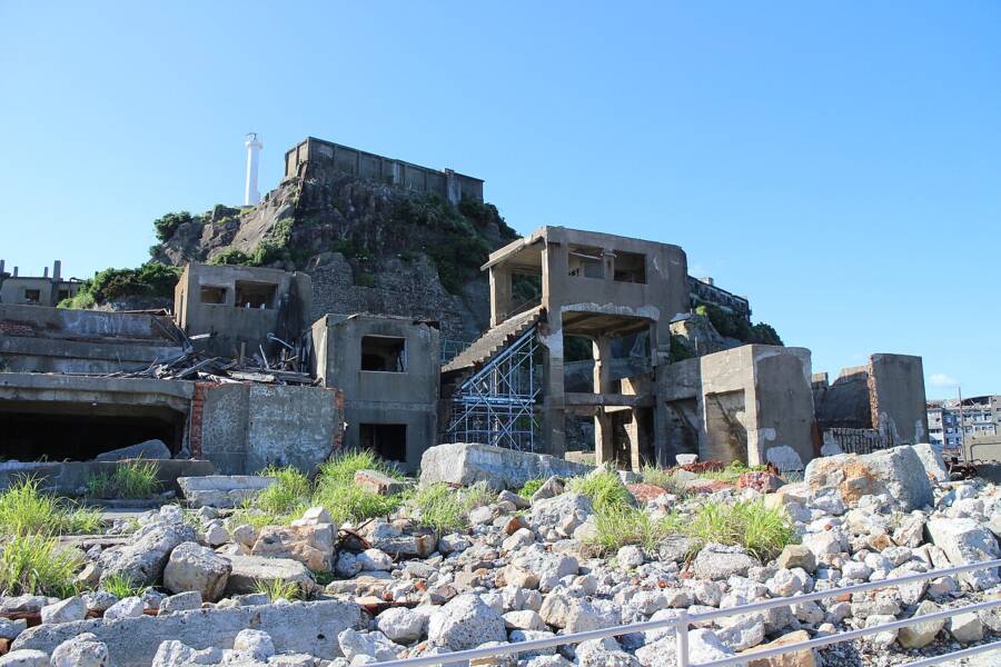 crumbling-ruins-on-hashima-island
