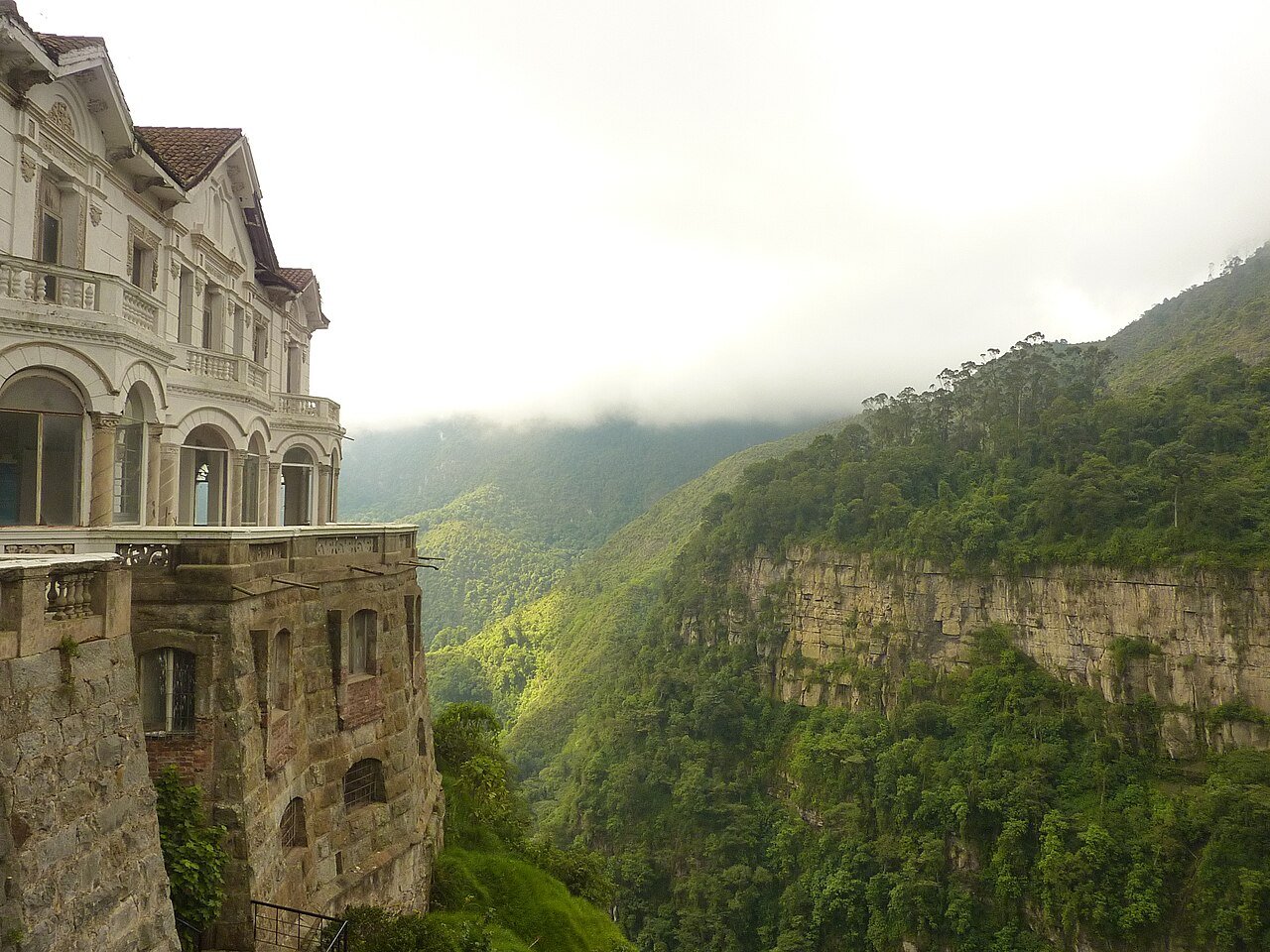 Hotel_abandonado_sobre_el_salto_del_tequendama