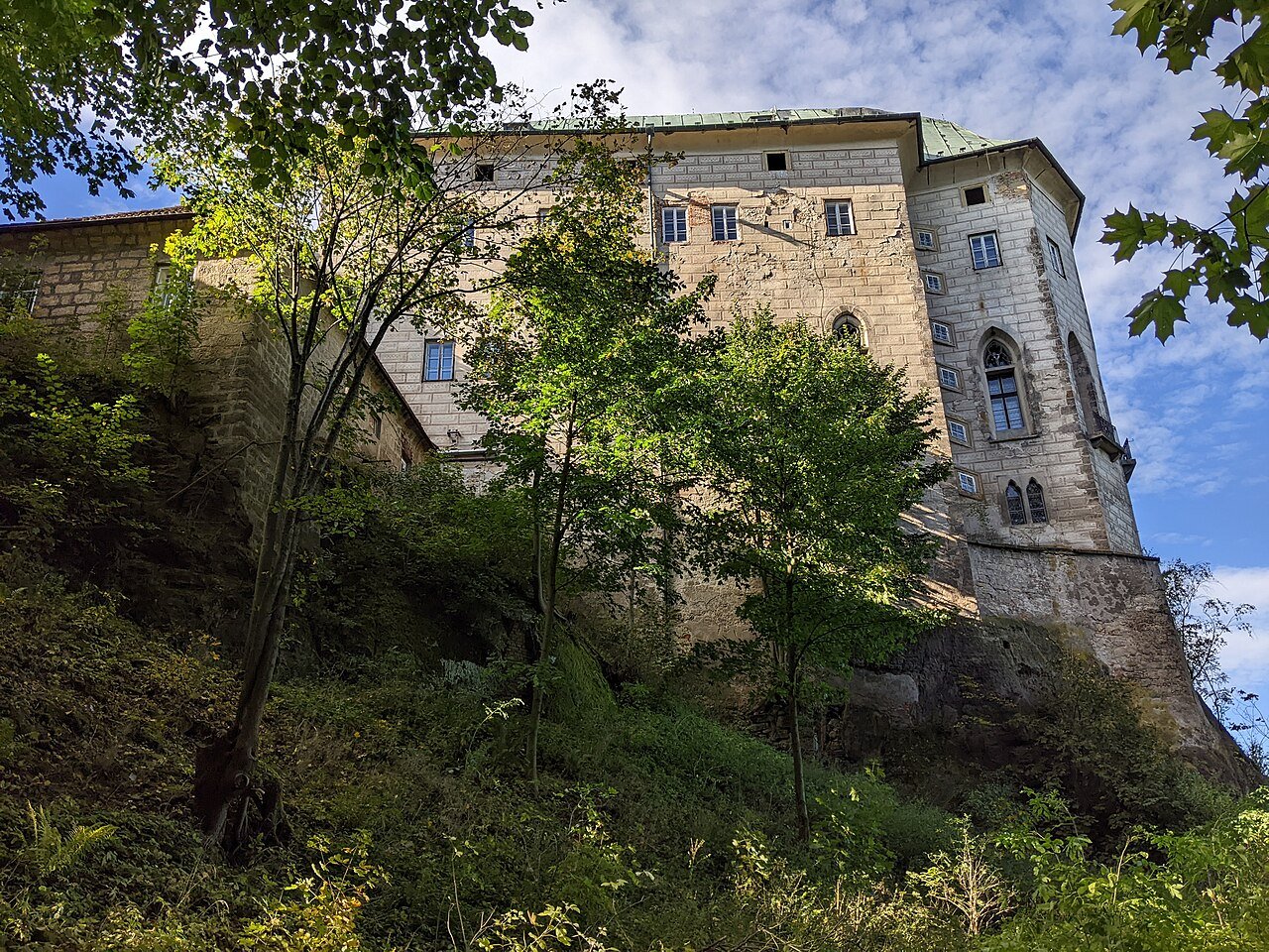 Hrad_Houska_-_pohled_zdola_(2) Hrad_Houska_-_pohled_zdola_(2)
