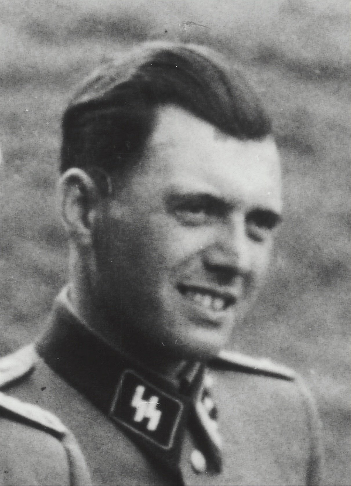 josef-mengele-auschwitz-album-hocker-cropped-a83db7