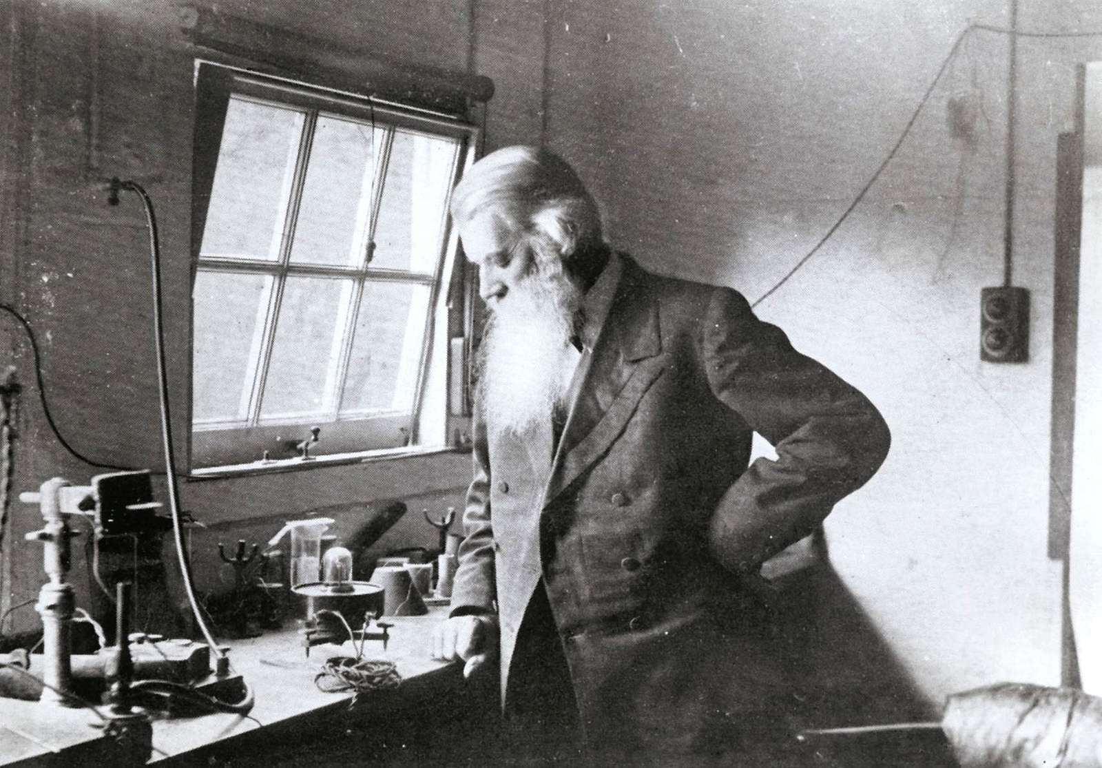 joseph-swan-in-his-laboratory-86e197