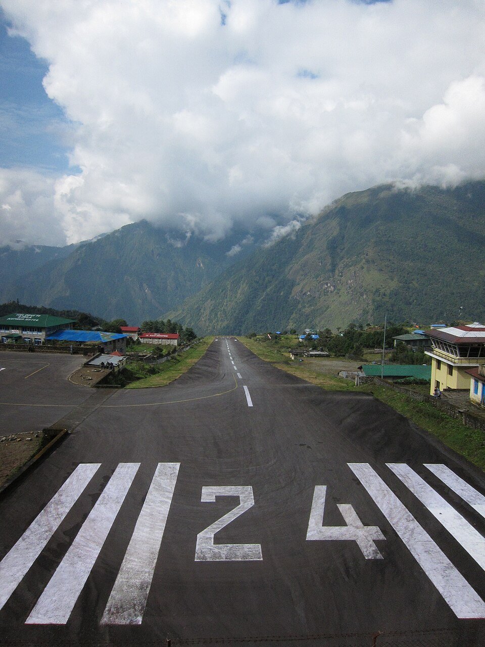Lukla_airport_runway Lukla_airport_runway