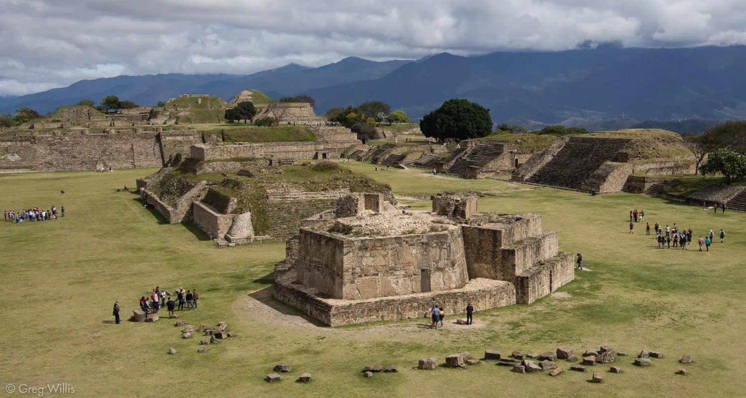 monte-alban-central-plaza-1499x800