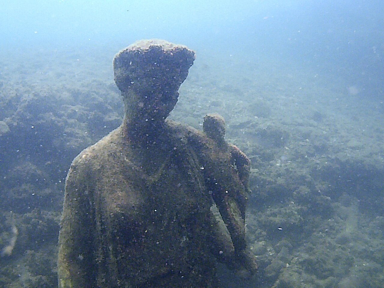 Parco_archeologico_di_Baia_-_Ninfeo_punta_Epitaffio_-_statua_Antonia_Minore Parco_archeologico_di_Baia_-_Ninfeo_punta_Epitaffio_-_statua_Antonia_Minore