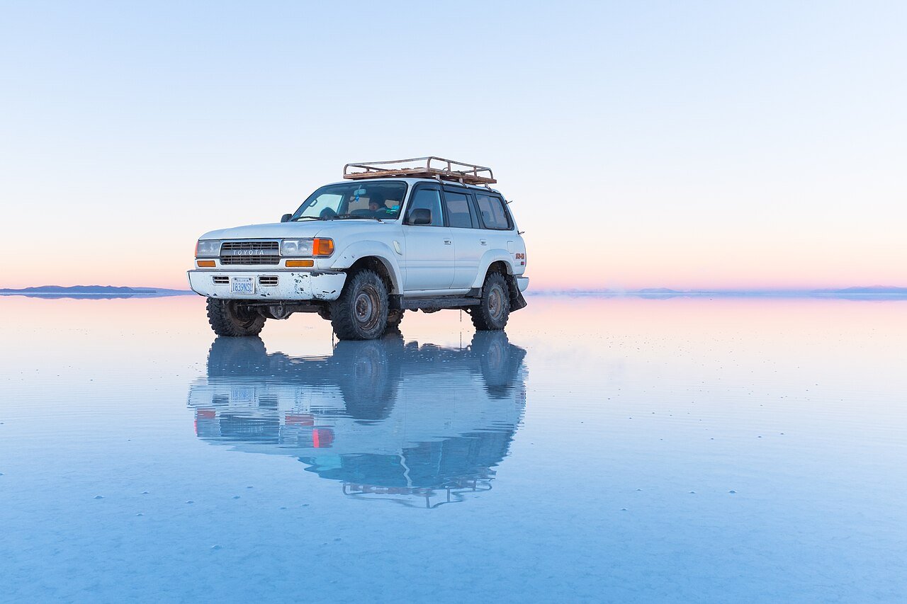 Reflection_on_the_Salar_de_Uyuni,_bolivia