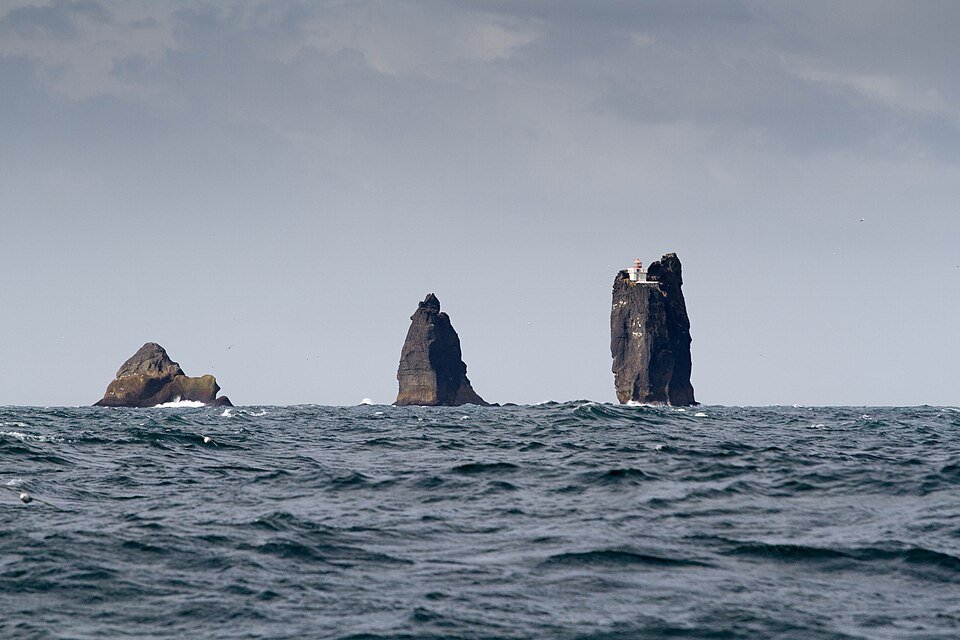 Thridrangar_Lighthouse,_Southern_Iceland_-_panoramio