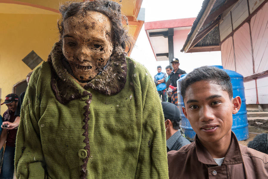 young-man-woman-mummy